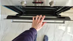 Varför erfarna husmödrar lämnar ugnen öppen efter matlagningen: ett knep för att spara pengar