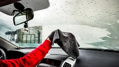 Helt rent och utan ränder: vad kan du enkelt rengöra bilens vindruta med?