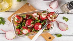 Säsongens snackis – förrätten ”krossad rädisa”: receptet som alla älskar